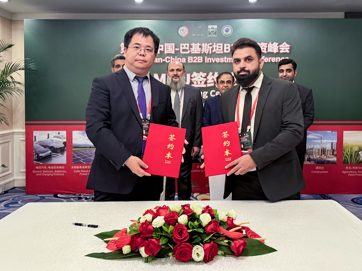 海杰亞“康博刀”首入巴基斯坦并完成裝機，巴總理見證“一帶一路”醫(yī)療合作成果